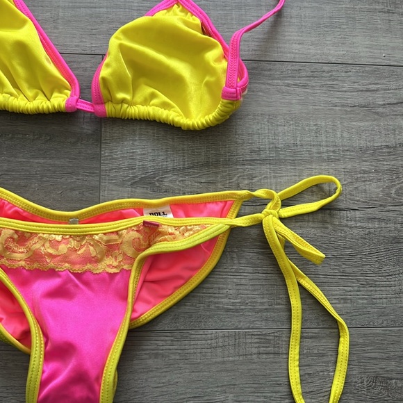 Bikinis - Picture 5 of 8